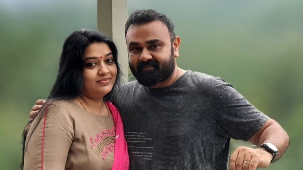 സെറ്റില്‍ ഒരുമിച്ച് കയറാന്‍ പറ്റാത്ത അവസ്ഥ, ഭൂകമ്പമാകുമെന്നു കരുതി; പ്രണയകഥ പറഞ്ഞ് ഷാജുവും ചാന്ദ്‌നിയും