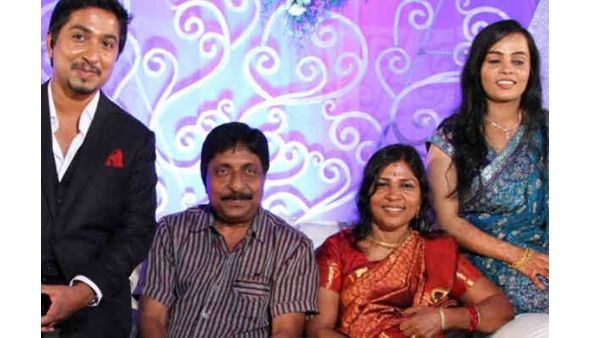 അച്ഛനും ഞാനും പ്രണയിച്ച് വിവാഹം കഴിച്ചവരാണ്; ശ്രീനിവാസനെ കെട്ടിപ്പിടിച്ച നിമിഷത്തെ കുറിച്ച് വിനീത് ശ്രീനിവാസൻ
