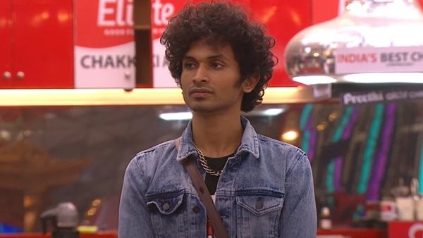 ജാസ്മിന്‍ ആരാന്നാ പറഞ്ഞത് എത്തിക്‌സിന്റെ പ്രതിരൂപമോ? ബ്ലെസ്ലിയെ കൊത്തിവലിക്കാന്‍ ഇട്ടുകൊടുക്കില്ല!