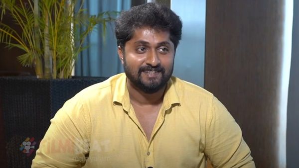 പണ്ടൊക്കെ രണ്ടണ്ണം അടിച്ചിട്ടാണ് സിനിമയ്ക്ക് പോവുക, പേരെഴുതി കാണിക്കുമ്പോഴെ ഉറങ്ങും; ധ്യാന്‍ പറയുന്നു