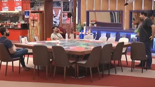 റോൺസൺ കാള കളിച്ച് നടക്കുന്നുവെന്ന് വിനയ്; ഉഗ്രൻ മറുപടിയുമായി താരം