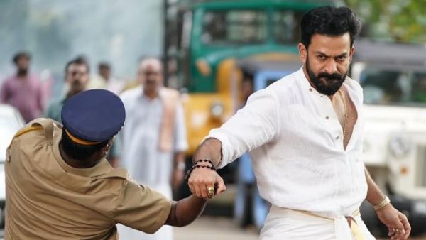പൃഥ്വിരാജിനെ കുരിശില്‍ തറച്ചത് ന്യായമായ ആവശ്യത്തിനുവേണ്ടി, ഇപ്പോള്‍ ഒരു പൂച്ചെണ്ട് പൃഥ്വി അര്‍ഹിക്കുന്നുണ്ട്