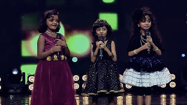 പത്തല് വെട്ടി അടിക്കണം! രണ്ട് കുട്ടികളെ കൊഞ്ചിക്കുമ്പോള്‍ ഒരാളെ മാറ്റി നിര്‍ത്തി; ജഡ്ജസിനെതിരെ സോഷ്യല്‍ മീഡിയ