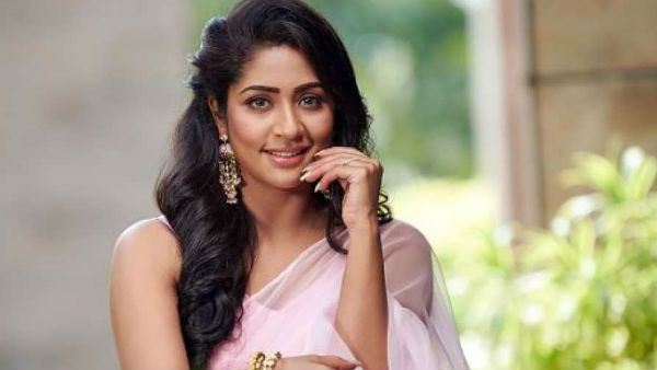 'പത്താം ക്ലാസ്സിൽ പഠിക്കുമ്പോഴാണ് ക്രഷ് തോന്നിയത്', 'അന്ന് കാണുമ്പോൾ കല്ല്യാണം കഴിച്ച ചമ്മലായിരുന്നെന്ന് നവ്യ