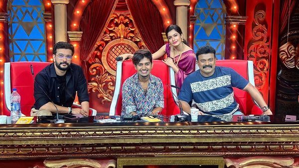 പിഷാരടിയെ കണ്ട് 'കിടിലകൃതക്ജ്ഞൻ' ആയെന്ന് റിയാസ്; പുതിയ ക്യാപ്‌ഷൻ സിംഹമേ എന്ന് ആരാധകർ