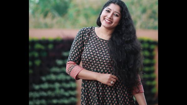 'കല്യാണം കഴിക്കണമെന്നാണ് കുടുംബക്കാരുടെ ഉത്തരവ്; എന്താണ് കാരണമെന്നിവർ ചോദിക്കില്ല'; അനുമോൾ