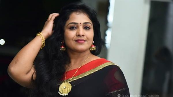 ആ കിളവി വേണ്ടെന്നാണ് പ്രമുഖ സ്ത്രീ എന്നെക്കൊണ്ട് പറഞ്ഞത്; അവർക്ക് പ്രായം 55 ഉം!; ഉമ നായർ