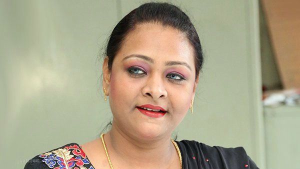 ഇങ്ങനെ ഇരുന്നാൽ ഭക്ഷണം ഉണ്ടാവുമോ എന്ന് അമ്മ, അച്ഛന്റെ തല്ല് സിനിമയിലേക്കെത്തിച്ചു; ജീവിതത്തെക്കുറിച്ച് ഷക്കീല