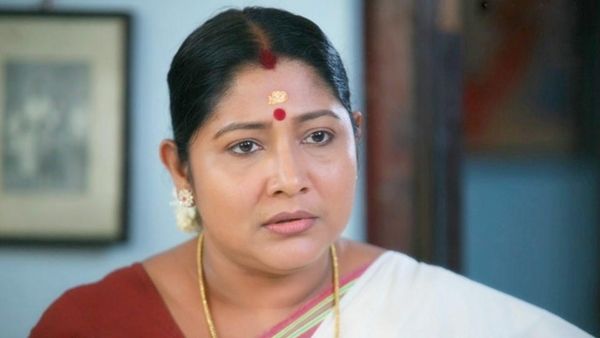 നാടകത്തിനിടെ സ്റ്റേജിലേക്ക് ബോംബേറ്, രക്ഷിച്ചത് പാര്‍ട്ടിക്കാര്‍; പേരായിരുന്നു പ്രശ്‌നമെന്ന് വിജയകുമാരി