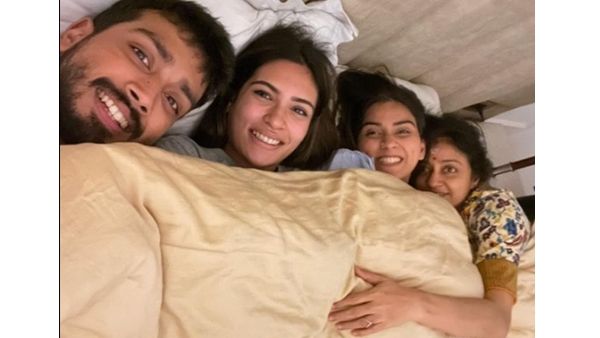 ഒരേ കട്ടിലില്‍ പുതപ്പിനുള്ളില്‍ കാളിദാസും തരിണിയും പാര്‍വതിയും; മരുമകള്‍ക്ക് ആശംസകളുമായി പാര്‍വതി ജയറാം