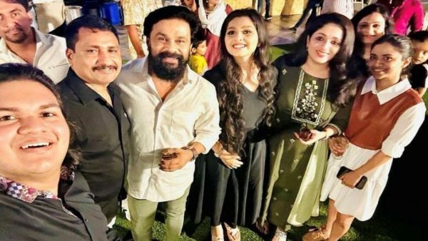 'കാവ്യേ മോളെ... ഒത്തിരി ഇഷ്ടമാണ്...'; മീനാക്ഷിയെ ചേർത്ത് പിടിച്ച് കാവ്യ, സകുടുംബം യുവതാരങ്ങൾക്കൊപ്പം ദിലീപ്!