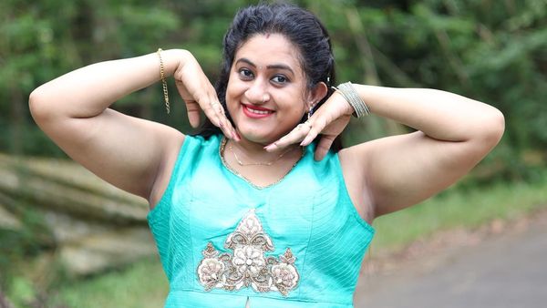 എക്‌സ്‌പോസ് ചെയ്യാന്‍ തുടങ്ങിയത് വ്യൂ കിട്ടാതെ വന്നതോടെ, ബിക്കിനി ഷൂട്ടിന് വിളിച്ചിട്ടുണ്ട്: നിമിഷ ബിജോ