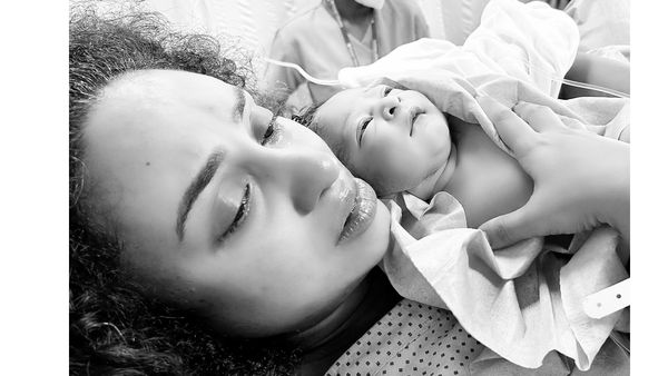 പ്രസവം കഴിഞ്ഞ് കുഞ്ഞിനെ കൈയ്യില്‍ തന്ന നിമിഷം! ലേബര്‍ റൂമില്‍ നിന്നും കുഞ്ഞിന്റെ മുഖം കാണിച്ച ചിത്രവുമായി പേളി