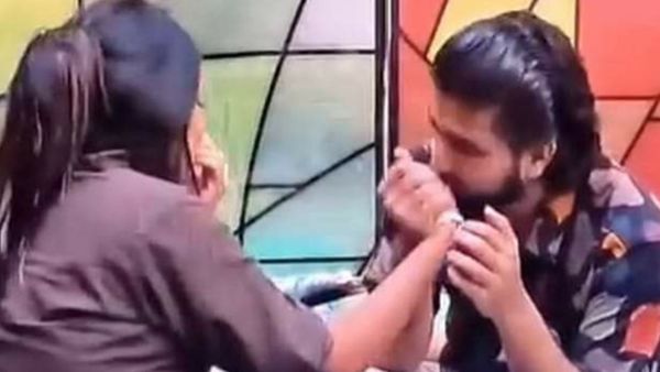 ഗബ്രി ജാസ്മിന്റെ കൈയില്‍ ഉമ്മ വെക്കുന്നു! എന്നിട്ട് അവളുടെ കൈയില്‍ പിടിക്കാന്‍ പേടി ആണെന്ന് പറയുന്നു-കുറിപ്പ്