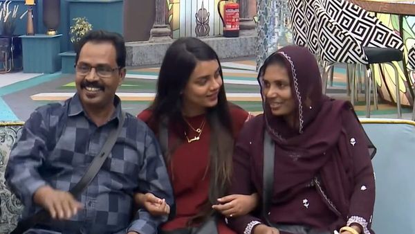 എയര്‍പോര്‍ട്ടില്‍ നിന്ന് വെറുതേ കണ്ടയാളെ ഓര്‍ത്തിരിക്കാന്‍ ഒരു അച്ഛന്‍ പറയില്ലല്ലോ! ജാസ്മിന് വീണ്ടും വിമര്‍ശനം