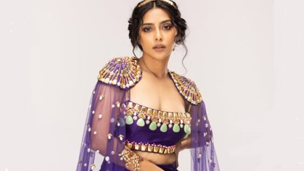 ഞാന്‍ സിംഗിളായി ഇരിക്കുന്നതാണ് നല്ലത്, പ്രണയവും കല്യാണവും എനിക്ക് സെറ്റാവില്ല! കല്യാണം കൂടാൻ ഇഷ്ടമാണ്; ഐശ്വര്യ