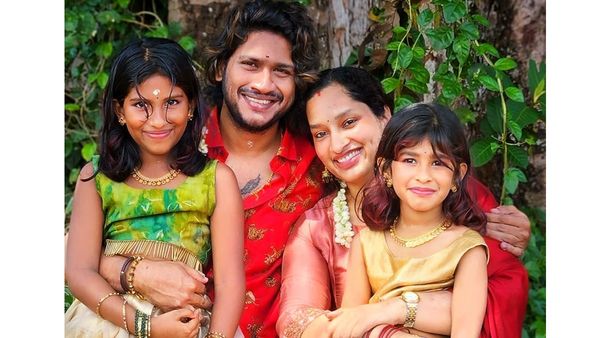 അവളുടെ അമ്മ വേലയും കൂലിയും ഇല്ലാത്തവന് കെട്ടിച്ച് കൊടുക്കില്ലെന്ന് പറഞ്ഞു, അടിയുണ്ടാക്കി കെട്ടിയതാണെന്ന് അഖിൽ