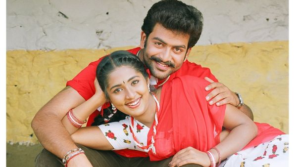 പൃഥ്വിയും ഞാനും ഇഴുകി ചേർന്ന് അഭിനയിച്ചു, ഭയങ്കര ഹോട്ടായിരുന്നു എന്നൊക്കെ പറഞ്ഞത് എന്തിനാണെന്ന് അറിയില്ല; നവ്യ