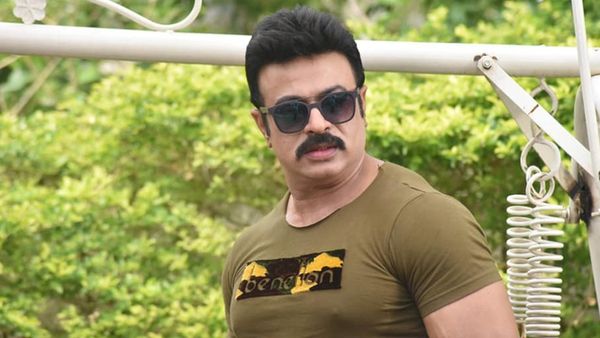 തൊട്ടടുത്ത് കസേരയിട്ട് ഇരിക്കാന്‍ പോലും അനുവദിക്കാത്ത സൂപ്പര്‍ താരങ്ങളുണ്ട്; മരിച്ചത് സ്വന്തം ഉമ്മയാണ്; റിയാസ്