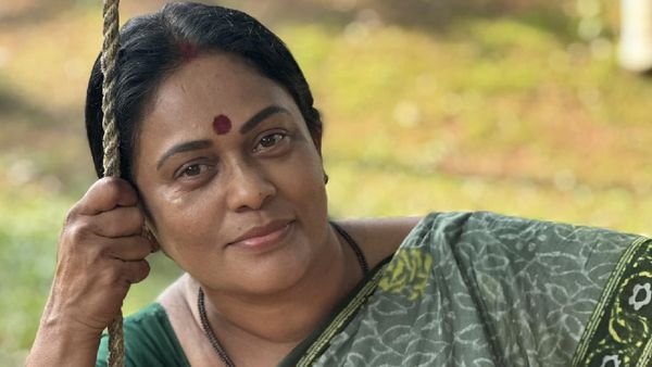ആ നടിക്ക് വയ്യാതായപ്പോൾ തിരിഞ്ഞ് നോക്കിയില്ലെന്ന് എഴുതി, അച്ഛന് അങ്ങനൊരു പെങ്ങളില്ല; പ്രതികരിച്ച് സീമ