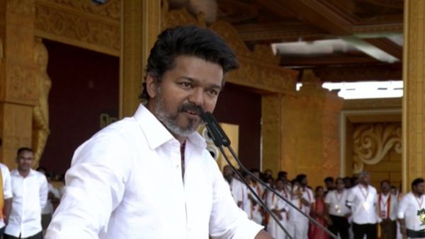 സ്വപ്നങ്ങൾ തകരുന്നു, വിജയ് പരിഭ്രാന്തിയിൽ, വലം കെെയായിരുന്നവർ പോലും പോയില്ല; ജനക്കൂട്ടം ലഹരിയായപ്പോൾ