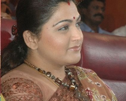 என் வாழ்க்கையைக் கெடுக்கிறார்கள் .. குஷ்பு குமுறல்