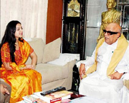 கருணாநிதியிடம் ஆசி பெற்ற கீர்த்தி