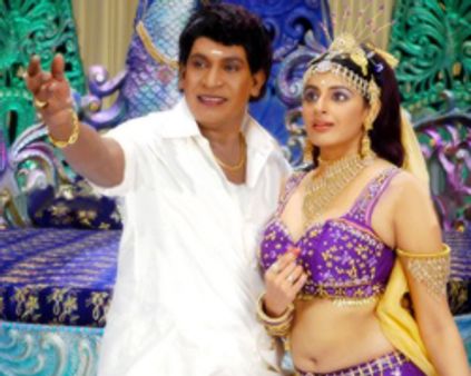 கோவிலுக்குள் ஷூட்டிங் - பொங்கிய பக்தர்கள்