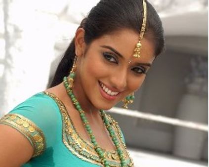 தொடர்ந்து முதலிடத்தில் ~~வேல்~~!