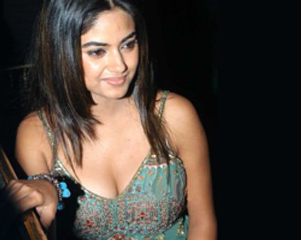 32 நடிகர், நடிகையர் இன்று மலேசியா பயணம்