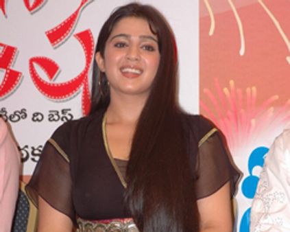 ~~லென்ஸை~~ எச்சரித்த சார்மி!