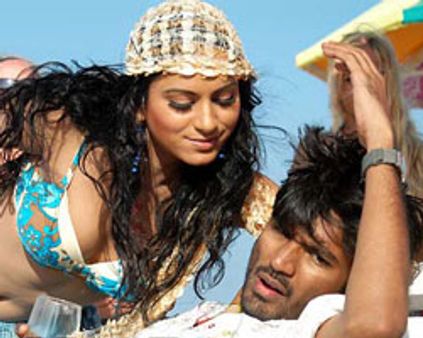 எக்சர்ஸைஸின்போது தனுஷ் காயம்