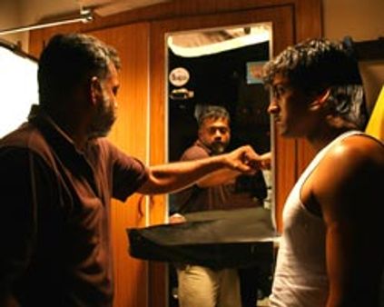 ஹய்யோ..முட்டிக்கிச்சி முட்டிக்கிச்சி சண்டை!