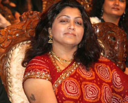 ஹீரோக்களின் ~~இளம்~~ மோகம்: குஷ்பு தாக்கு