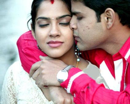 ~~லிப் டு லிப்~~ முத்தம் தப்பில்லை-சந்தியா