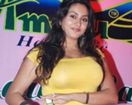 பிகினியில் நமீதா!