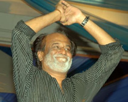 திருப்பதியில் ரஜினி குடும்பம்-பேரனுக்கு மொட்டை