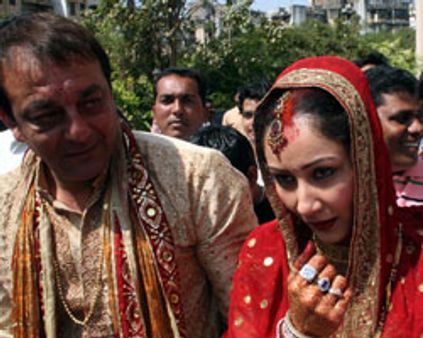 சஞ்சய்தத் மீது மான்யதா கணவர் வழக்கு!