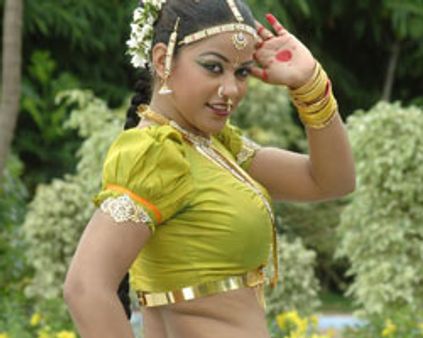 முமைத்கானின் அதகளம்!