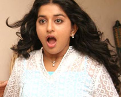 தேனீக்கள் தாக்கி மீரா காயம்!