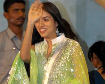 தப்பினார் ஆசின்!