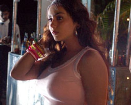 இறங்கி வந்தார் நமீதா!