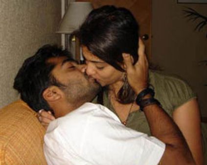 நயனிடம் சிம்பு ~~இம்ப்ரஸ்~~ முயற்சி!