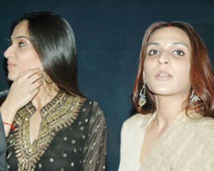 செளந்தர்யா வழியில் ஐஸ்வர்யா தனுஷ்!