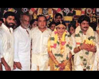 குழந்தை யாருக்கு?: வனிதா, ஆகாஷ் மோதல்-பரஸ்பரம் புகார்