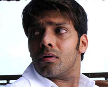 ~~மொழ மொழன்னு~~ ஆர்யா!