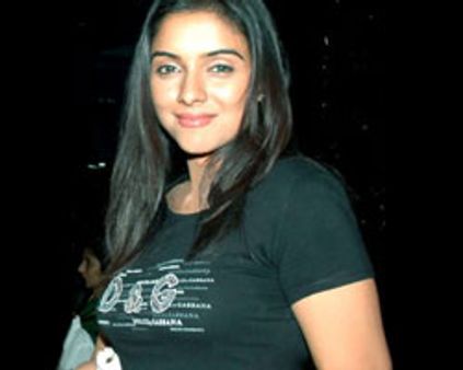 ஆசின் வீட்டு வேலைக்காரப் பெண் மாயம்