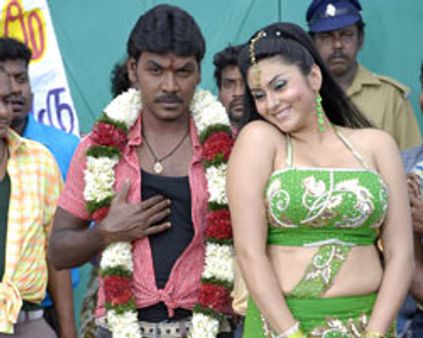 லாரன்ஸின் ஆதரவற்றோர் இல்லத்துக்கு ரஜினி உதவி