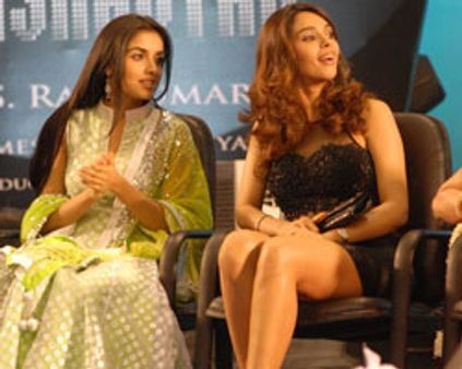 மல்லிகா கவர்ச்சிக்கு ~~கட்~~!