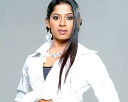 கவர்ச்சி மீனாள்!